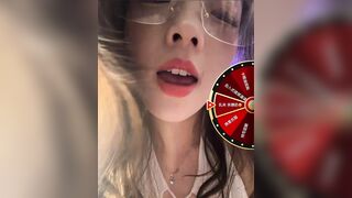 Gái xinh mặt dâm thèm cặc khoe hàng dâm đãng