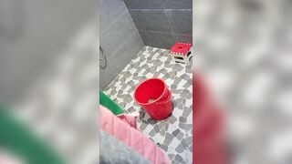 Quay lén gái 1 con cởi đồ đi tắm