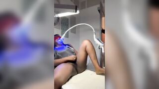 Thủ dâm ở phòng khám răng bị bắt gặp