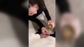 Bắt người yêu uống nước đái của mình