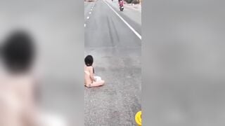 Cô gái chất bị ép ở chuồng nơi công cộng hay gì á