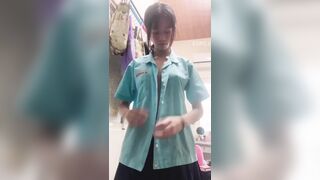 Cô nữ sinh dễ thương chụp ảnh tự sướng mà không mặc đồng phục trường