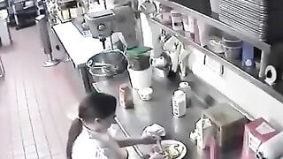 Nữ Phục vụ nhét thức ăn vô lồn trước khi mang cho khách