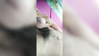 A trai hàng to thủ dâm