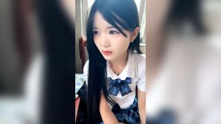 vừa đi học về liền nhét máy rung vào háng quay clip