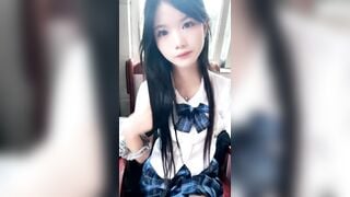 vừa đi học về liền nhét máy rung vào háng quay clip