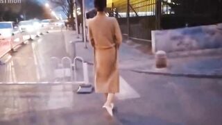 em gái body cực chuẩn quay clip public khỏa thân ngoài đường