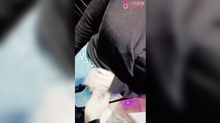 gạ người lạ vào nhà vệ sinh thổi kèn
