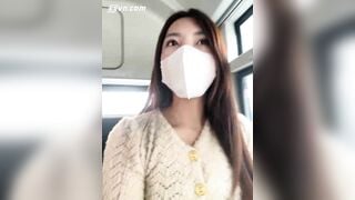 Em thủ dâm trên xe buýt - Có anh nào thấy chắc cho bú luôn