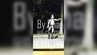 em gái khỏa thân tập thể dục public ngoài công viên