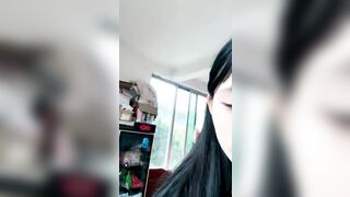 bố mẹ đi vắng em học sinh lôi sextoy ra nghịch