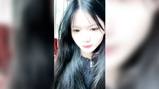 bố mẹ đi vắng em học sinh lôi sextoy ra nghịch