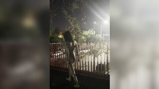 em gái xinh đẹp cởi chuồng đi dạo phố