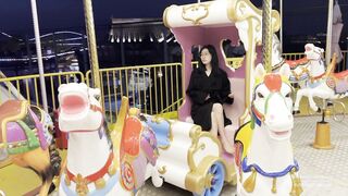 em teen cởi chuồng public chơi đu quay