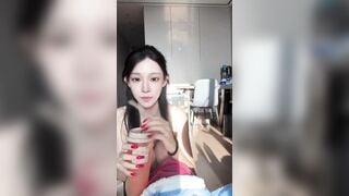 Em teen mình dây TQ livetream mà mặc quần rộng quá lộ cả bím mà k hề biết