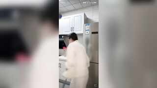 Em teen TQ cực xinh k mặc áo vú livetream quét nhà nên lộ hàng