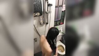 Quay lén nhỏ em họ mới lớn vú mới nhú đi tắm cực ngon