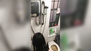 Quay lén nhỏ em họ mới lớn vú mới nhú đi tắm cực ngon