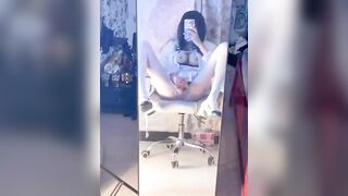 Em ladyboy cute thủ dâm trước gương