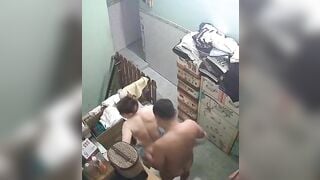 Em chồng và chị dâu tranh thủ cơ hội lén lút địt nhau vội khi cả nhà đi vắng