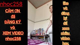 Em học sinh lớp 10 đi học về nứng lồn quá chưa kịp thay đồ thủ dâm luôn cho bớt nứng