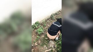 Dắt em slave loli đg mắc đái ra sau trường tụt quần ra đái dưới gốc cây