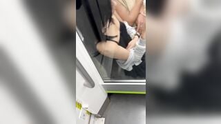 quay lén các em sinh viên trên tàu điện #4