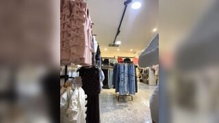 Gái xinh chủ shop quần áo vú to mông bự khoe hàng 1