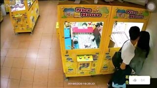 Camera quay lén được cặp đôi làm tình ở khu vui chơi gắp thú