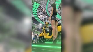 quay lén dưới váy các em người mẫu xe #1