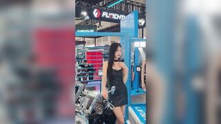 quay lén dưới váy các em người mẫu xe #3