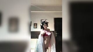 Mặc đồ cổ trang khoe hàng trên live dâm đãng kích thích
