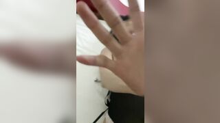 Anh mở cửa phòng thế này người lạ thấy thì sao