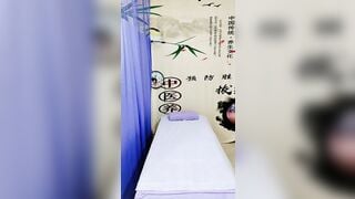Mát-xa toàn thân, khách lên nứng địt luôn em nhân viên mát-xa