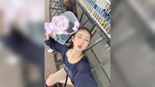 em sinh viên trong bộ đồ lưới