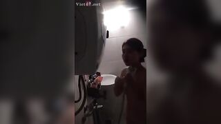 Em hàng xóm tắm da trắng hồng