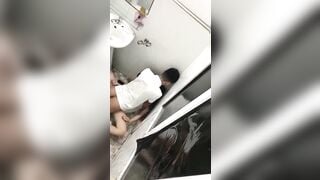 Quay lén học sinh đụ nhau trong WC