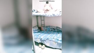 Nứng lồn nhấp cặc người yêu khi con bạn đang ngủ