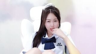 Gái xinh lên cơn nứng lồn trên live gạ trai xem cặc
