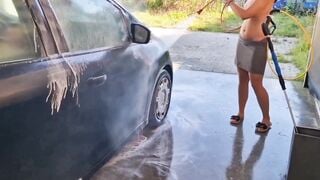 Khỏa thân rửa ô tô ngoài trời