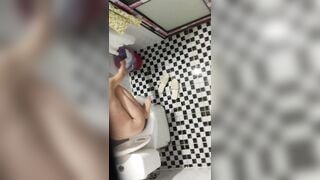 Quay lén con em sinh viên cùng dãy trọ đi đái quá nứng