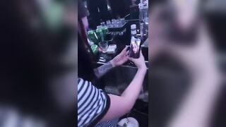 Quay lén mấy em nhân viên quán hát vú to xăm trổ