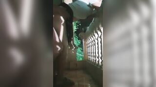 Em nói thích ngắm đường phố, nên ra ban công chơi public luôn