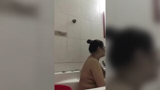 Mẹ vợ u60 sang chăm vợ đẻ, tiện thể chăm luôn con rể, nhất anh