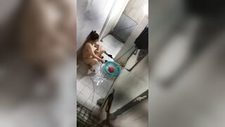 Quay lén mbbg phòng bên đi tắm, nứng quá cô vạch lồn ra móc