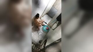 Quay lén mbbg phòng bên đi tắm, nứng quá cô vạch lồn ra móc