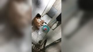 Quay lén mbbg phòng bên đi tắm, nứng quá cô vạch lồn ra móc