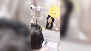 Địt em teen loli mình dây cosplay cực xinh trước gương trong nhà tắm
