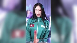 Meriolchan cosplay squid game vú bự hồng hào bú cặc giả siêu dâm