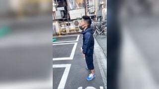 Thanh niên đứng giữa sân sóc lọ và nhìn crush bị thằng khác địt